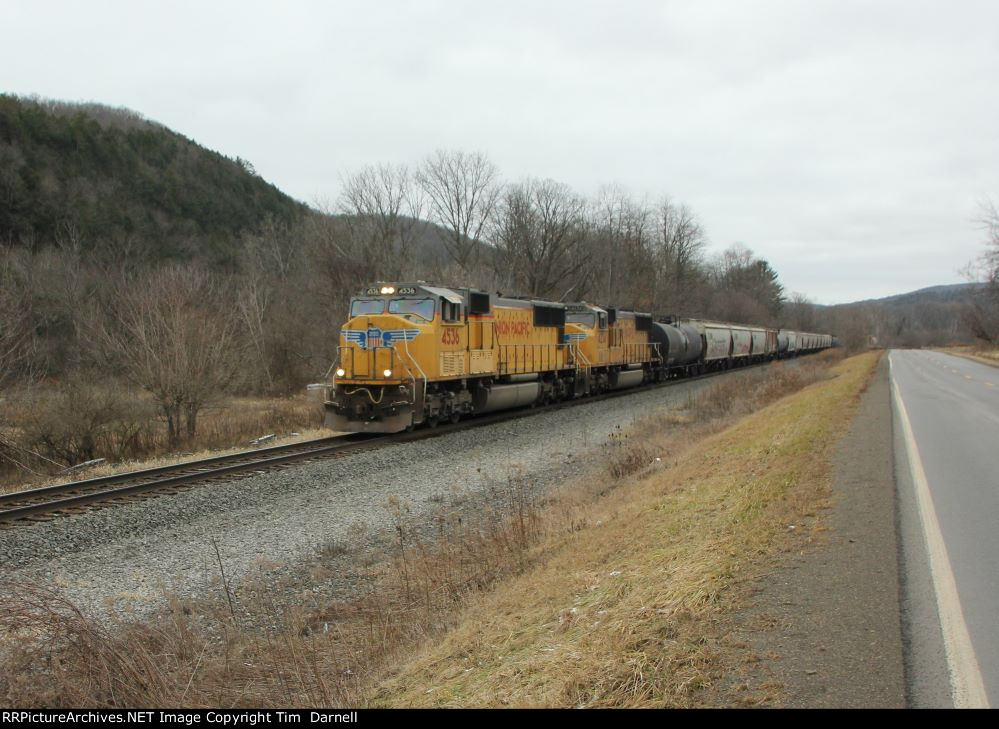 UP 4536 leads NS 316